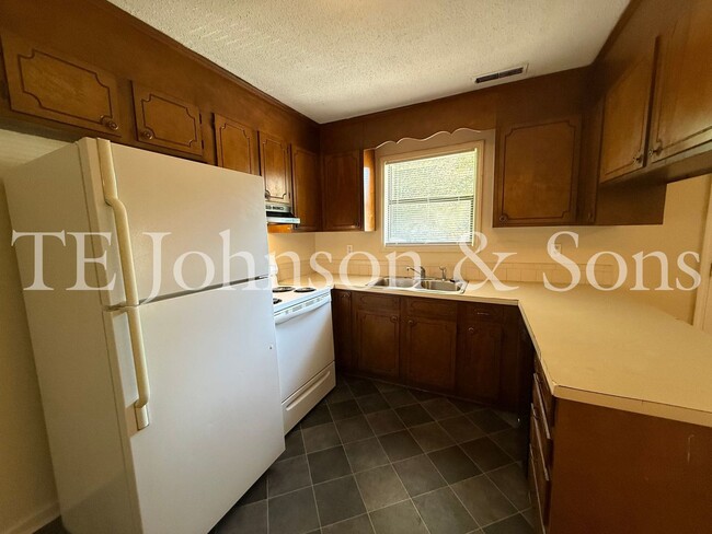 Building Photo - Comfortable Living with Included Utilities on Oakshire