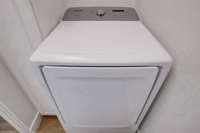 Building Photo - 435 N Oakhurst Dr