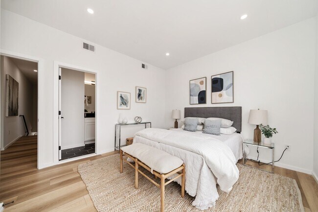 Building Photo - Two-Level Kingman Park Penthouse w/ Private Rooftop Terrace!