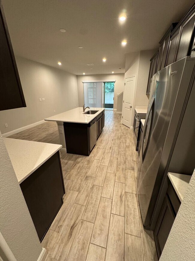 Building Photo - Beautifully maintained 3-bedroom, 2.5-bath townhome