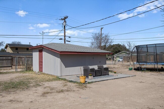 Building Photo - 208 N Broadview St