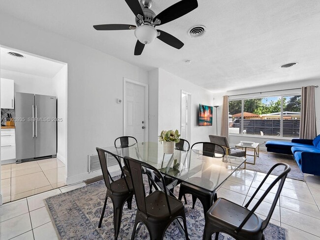 Building Photo - 560 NE 161st St