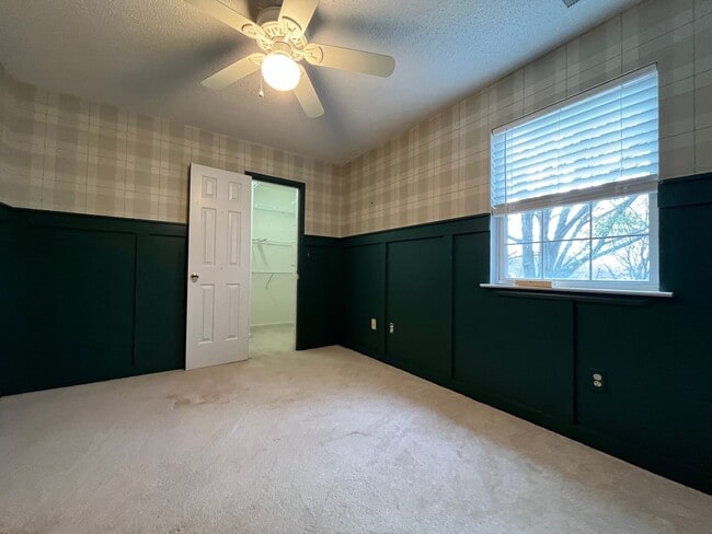 Building Photo - Spacious 3/3 Available For Move In Now