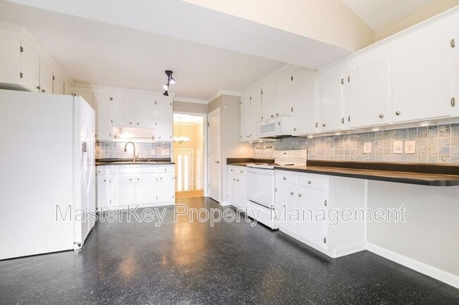 Building Photo - 916 Tanglewood Dr