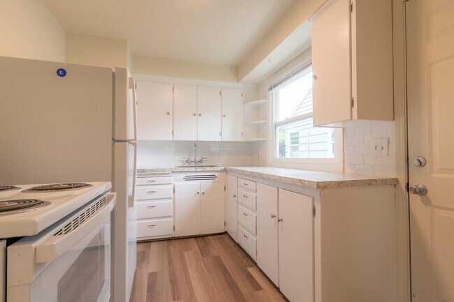 Building Photo - 5412-5420-5420 NE 9th Ave