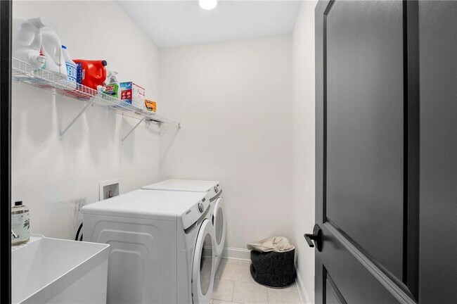 Building Photo - 520 Walden Glen Ln