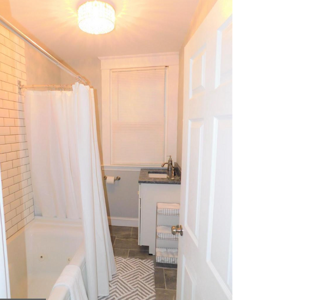 Building Photo - Large Main Floor 2Bd/1Bth Unit in Gorgeous...