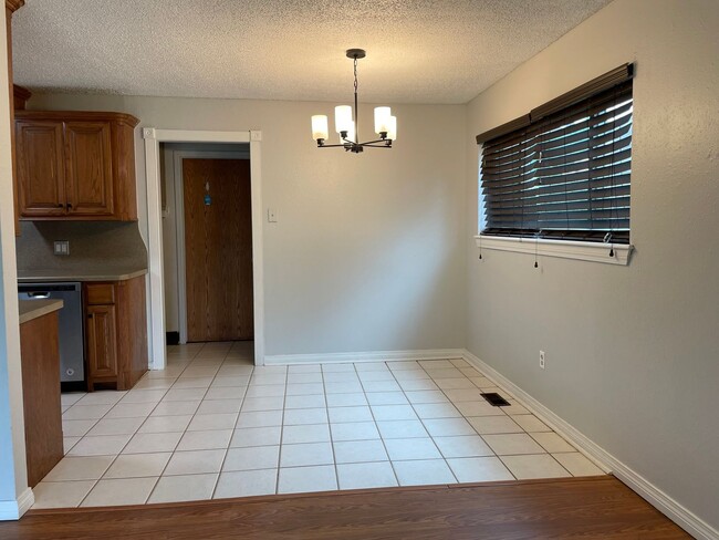 Building Photo - Edmond Rental
