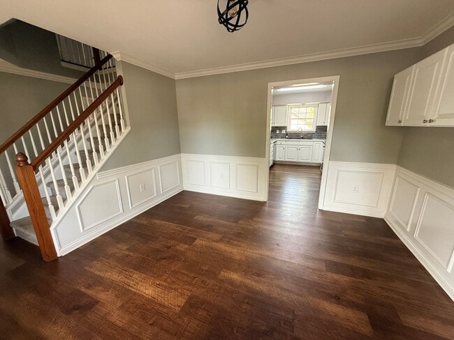 Building Photo - MOVE IN NOW OCTOBER RENT FREE -Spacious 4 ...
