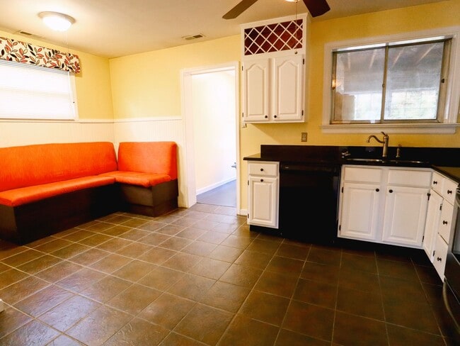 Building Photo - Move-In Ready 3 Bed/1 Bath Rancher | Spacious Yard & Enclosed Porch!