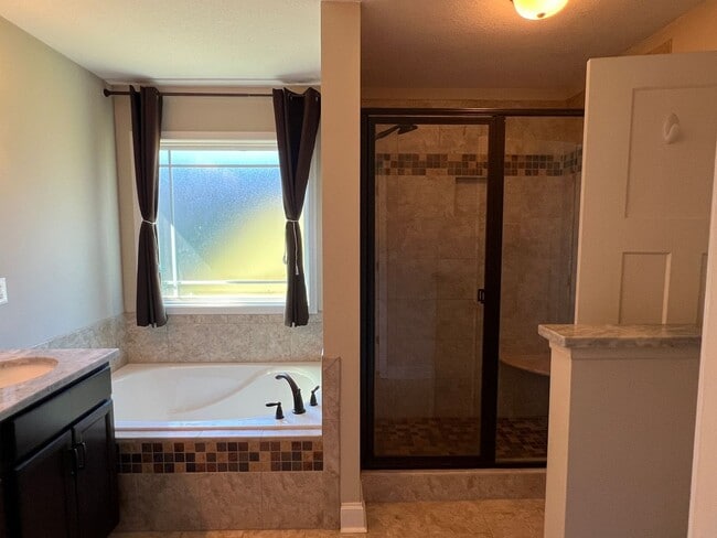 Building Photo - Beautiful Home that looks Brand New / First Full Month's Rent FREE with a 13 Month Lease!!