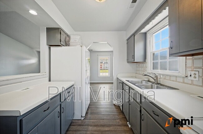 Building Photo - 1701 Darrow St