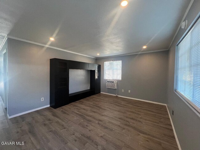 Building Photo - 43119 7th St E