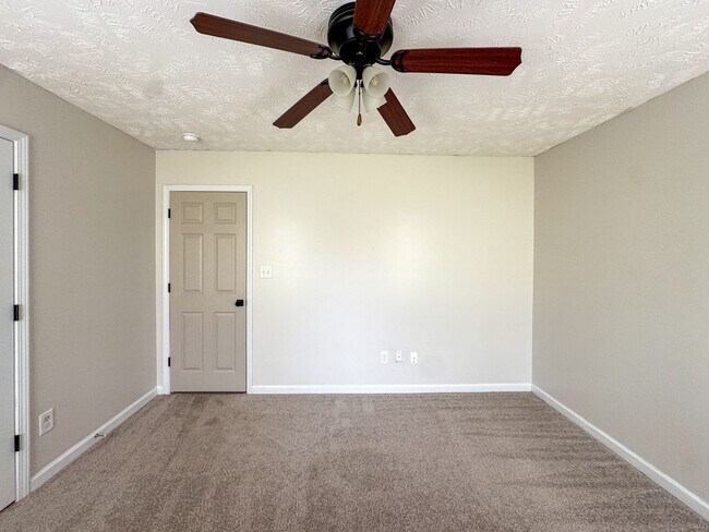 Building Photo - Lovely 3 Bed 2 Bath Fayetteville Home with Fenced Yard
