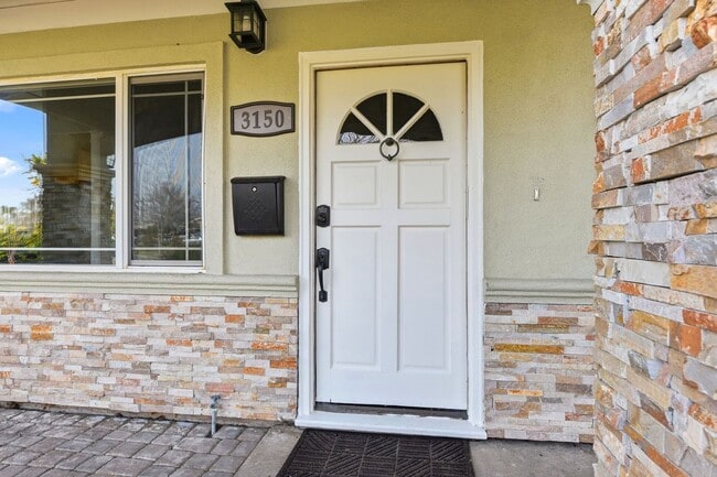 Building Photo - Sunning 3BD/3BA w/Bonus Room and Private Yard