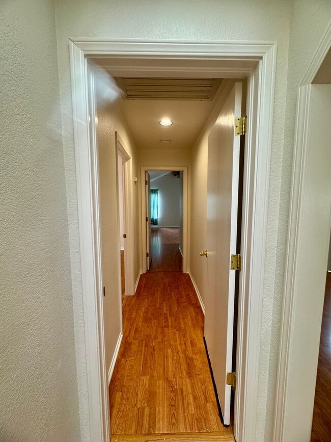 Building Photo - Adorable Home Available Now in Davis!