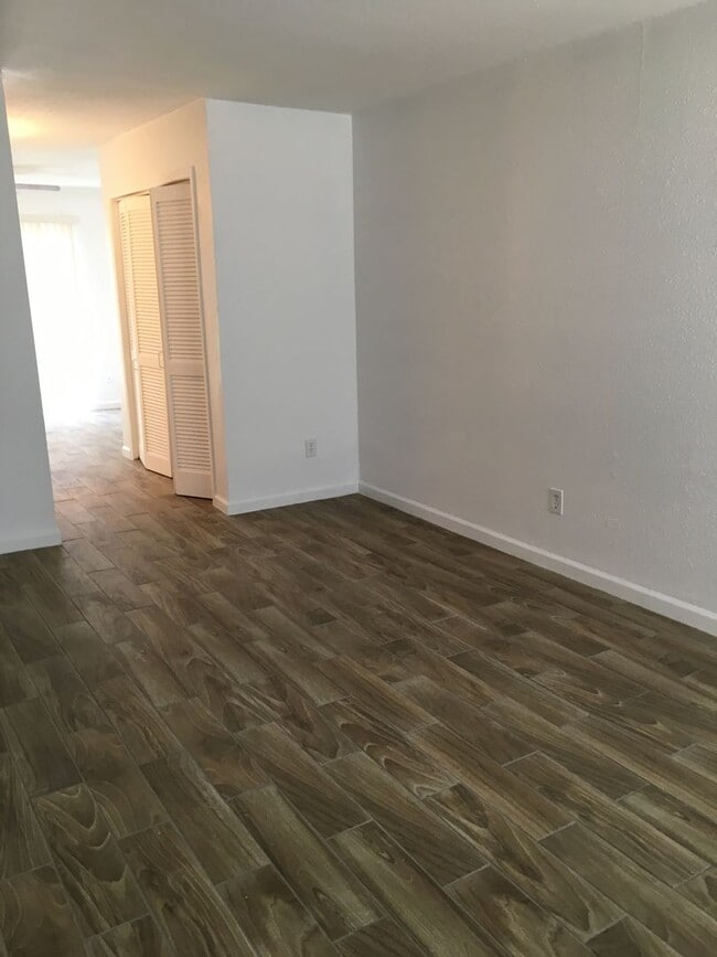 Building Photo - 2 Bedroom 2.5 Bath two story townhome