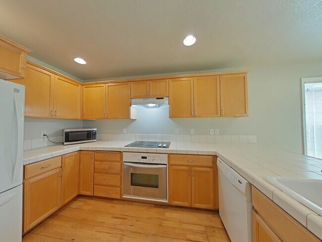 Building Photo - 4 Bedroom House ~ Willamette Landing ~ Cor...