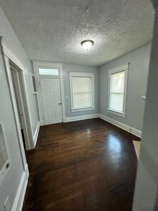 Building Photo - Fully Renovated 2/1 Single Family Ready to Move In!!!