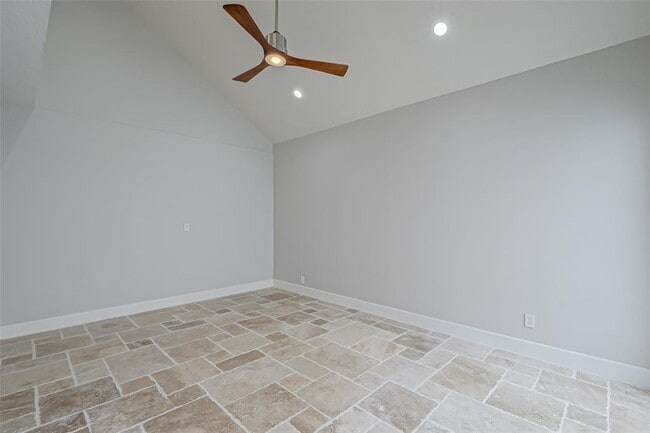 Building Photo - 915 Daria Dr
