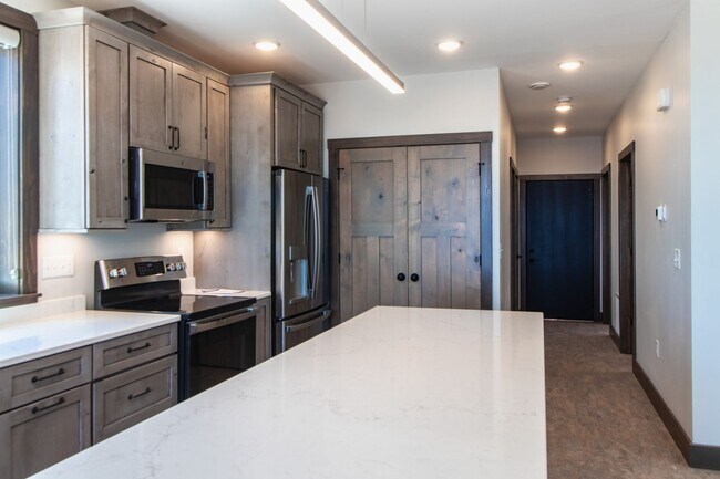Building Photo - AVAILABLE AUGUST - Beautifully Renovated 2 bed/1bath Home on PARK POINT