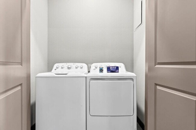 Building Photo - 390 N 2nd Ave