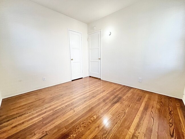 Building Photo - Charming 2-Bedroom Home with Hardwood Floors & Fireplace Near the Traffic Circle