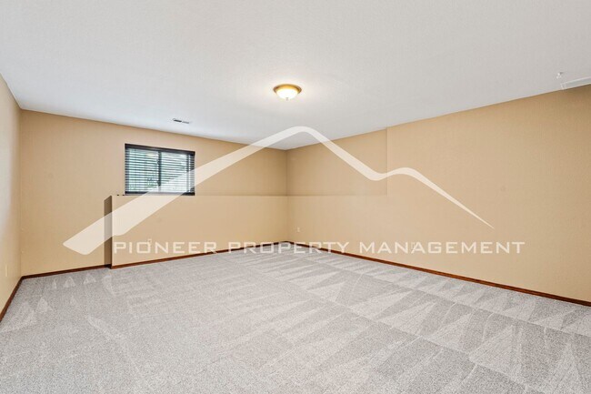 Building Photo - 5 bed/3 bath Main-Level Living with Design...