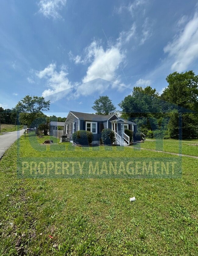 Building Photo - Centrally located 3 bedroom home!