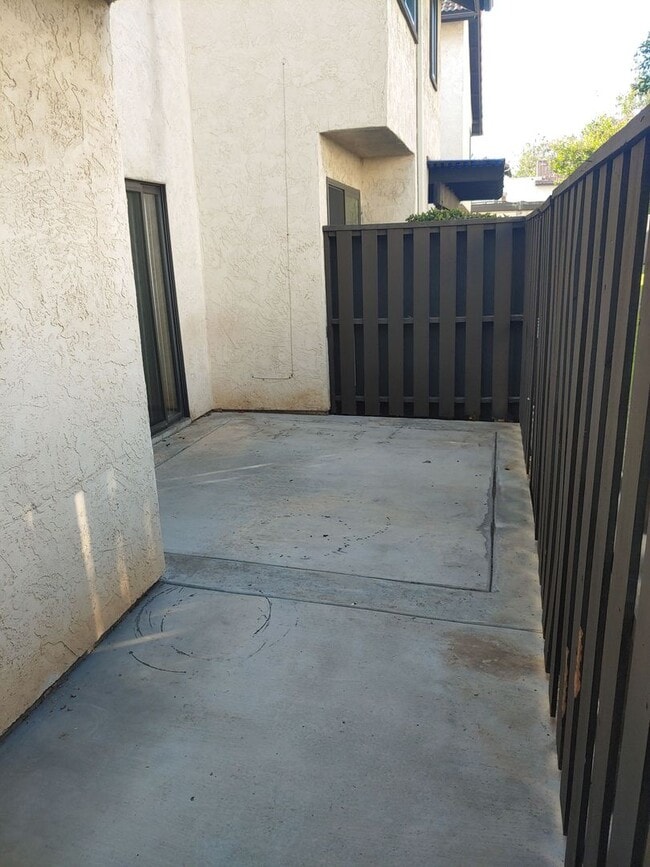 Building Photo - 2 Bed/2.5 Bath Townhouse w/2 Car Attached ...