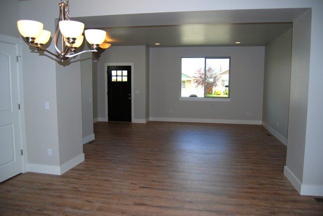 Great Room & Dining Room - 947 Twin Lakes Ave