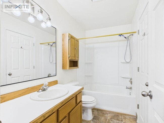 Building Photo - Great Three Bedroom Condo in Belgrade!