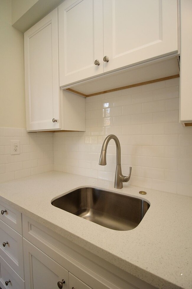 Building Photo - 1928 SW Laurel St