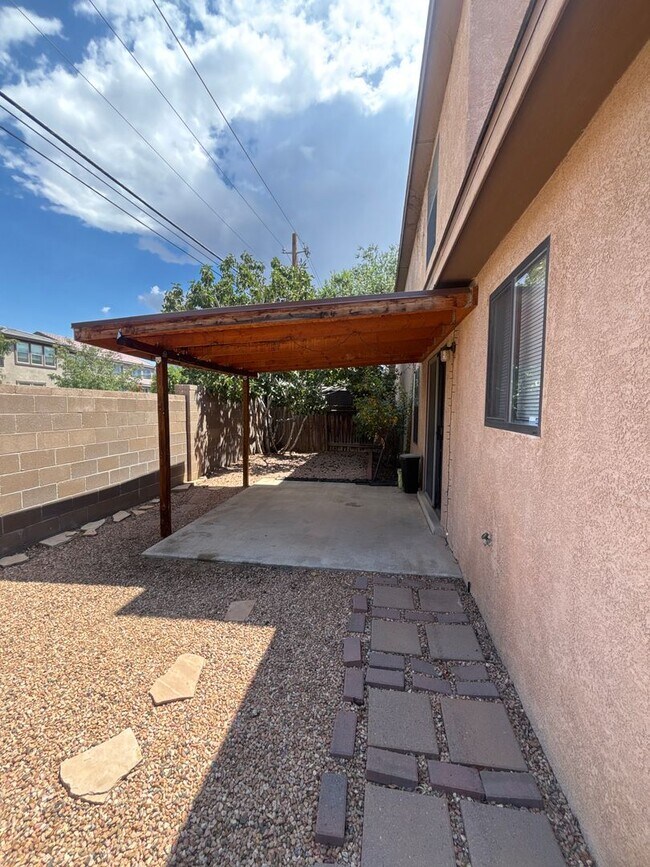 Building Photo - 6405 La Habra Ln NE