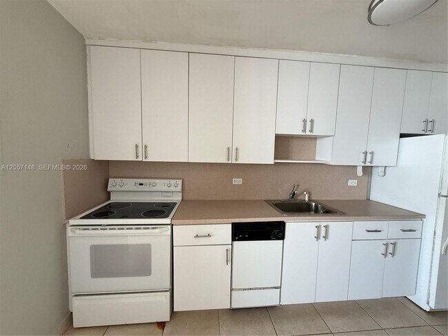 Building Photo - 5313 Collins Ave
