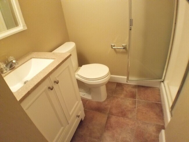 Building Photo - Lovely updated 3 bedroom, 2 bath condo