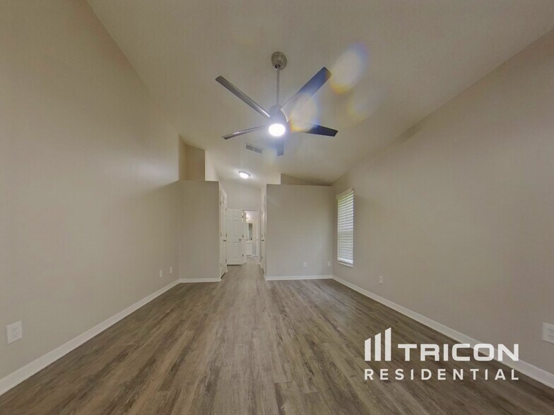 Building Photo - 906 Woodcraft Dr