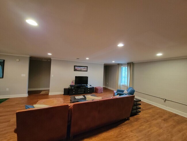 Building Photo - Massive 3 bed 3 bath on Boulevard!