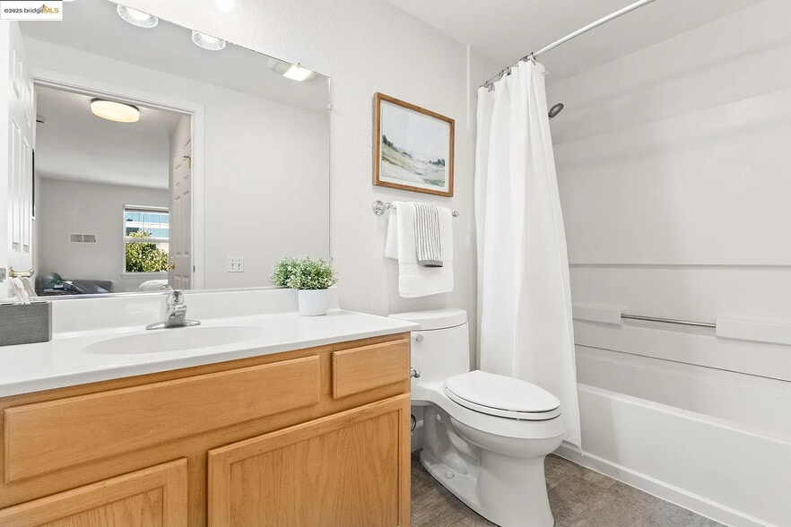 Primary En Suite Bathroom - 555 10th St