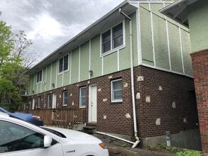 Building Photo - 3 Bedroom Townhome on Quite side of East C...