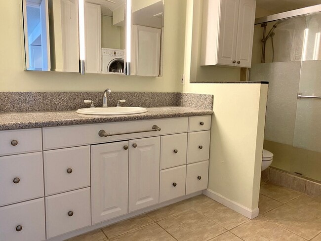 Building Photo - Renovated 1BR/1BA in Waikiki – Steps from ...