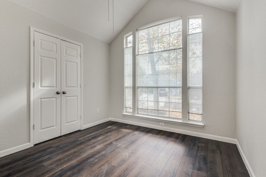 Building Photo - 2317 Suntree Ln
