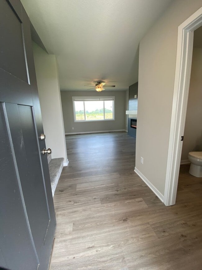 Building Photo - Newer Build Home in Beautiful Norwalk! HUG...