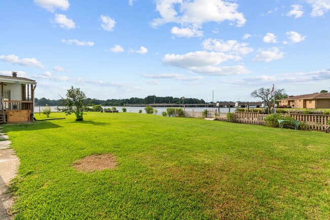 Building Photo - Perfect waterfront retreat in Norfolk