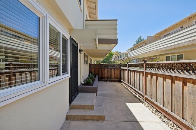 Building Photo - Luxury Apartment Available in gated Community downtown Palo Alto!