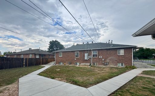 Building Photo - Large 2 Bedroom 1 Bath Unit Available NOW!!