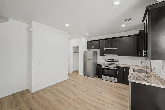 Building Photo - 136 W Latona Rd