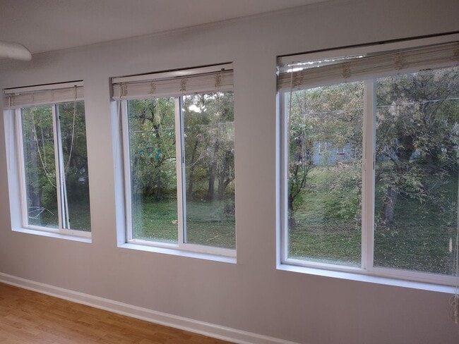 Building Photo - 2 bedroom 1.5 bath condo near ETSU