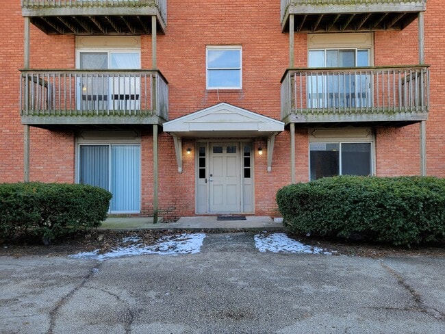 Building Photo - Renovated 2 Bedroom Apartment Conveniently...