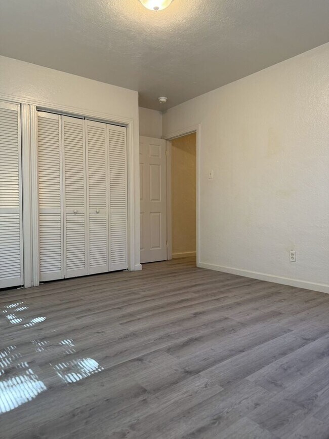 Building Photo - Charming and newly upgraded home. AVAILABL...